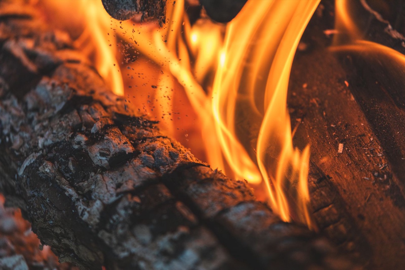 Feu de bûches vif vu de près dans un foyer fermé